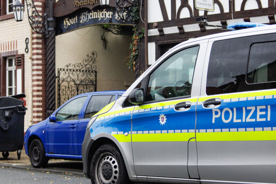 Ein Polizeiwagen vor einem Hotel in Ginsheim-Gustavsburg: Dort kam es am Dienstag zu einer Messer-Attacke gegen eine junge Frau.