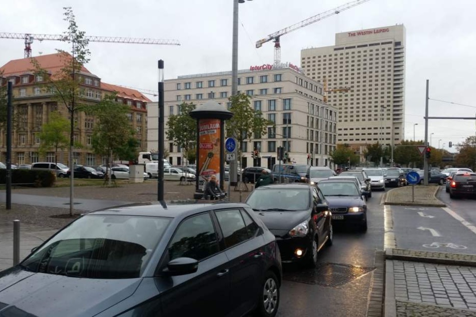 Hier geht nichts mehr! Weil wegen der Baustelle kaum Autos aus dem Parkhaus auf den Ring abbiegen können, kommen auch keine mehr rein. Die Kreuzung an der Gerberstraße ist dicht.