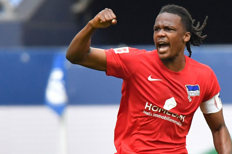 Herthas Kapitän Dedryck Boyata bejubelt sein Tor zum 1:1.