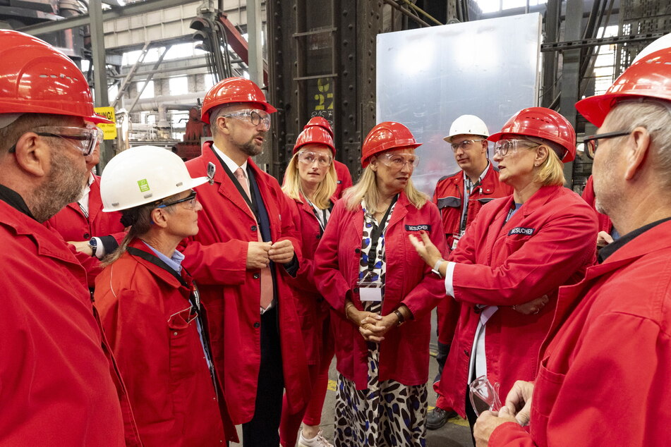 Wirtschaftsminister Martin Dulig (50) und Sozialministerin Petra Köpping (66) flankierten Anke Rehlinger (48, alle SPD) beim Stahlwerksbesuch.