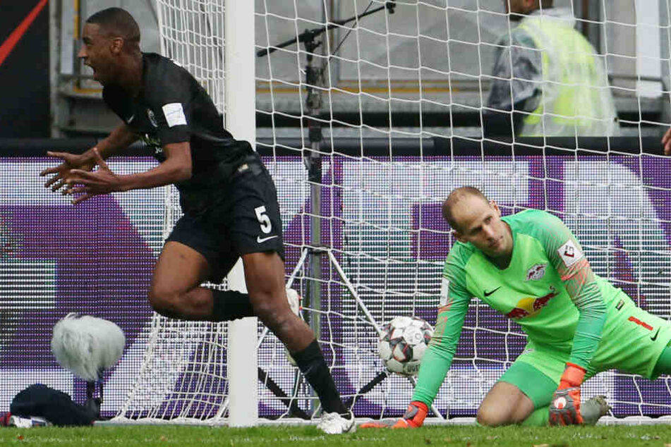 Peter Gulacsi kann den Ball nur noch aus dem Tor holen, nachdem Gelson Fernandes in der 26. Minute zum 1:0 für die Eintracht traf.