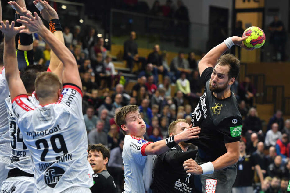 Marc Pechstein zieht ab. Mit 9/5 Toren war er der überragende Werfer beim fünften Saisonsieg des HC Elbflorenz.