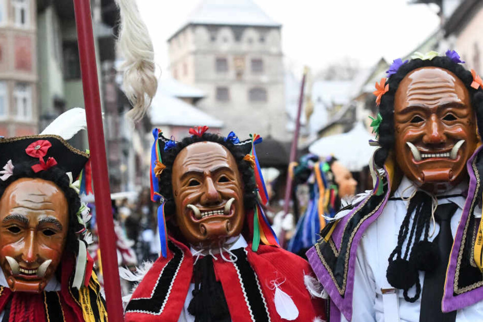Der Narrensprung in Rottweil ist einer der Höhepunkte der schwäbisch-alemannischen Fastnacht. Im Bild: drei "Federhannes". (Archivbild)