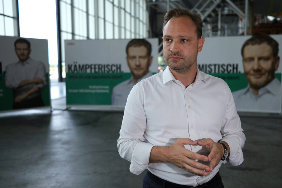 CDU-Generalsekretär Alexander Dierks (36) steht vor den neuen Wahlplakaten.