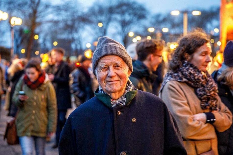 Kurt Biedenkopf (89): "Die Menschenkette ist eine geniale Idee. Das Wichtigste an diesem Ereignis ist, dass man sich die Hände gibt. Und dass man durch diesen Händedruck, egal mit wem, zum Ausdruck bringt, dass das Leben auf Frieden aufbaut."