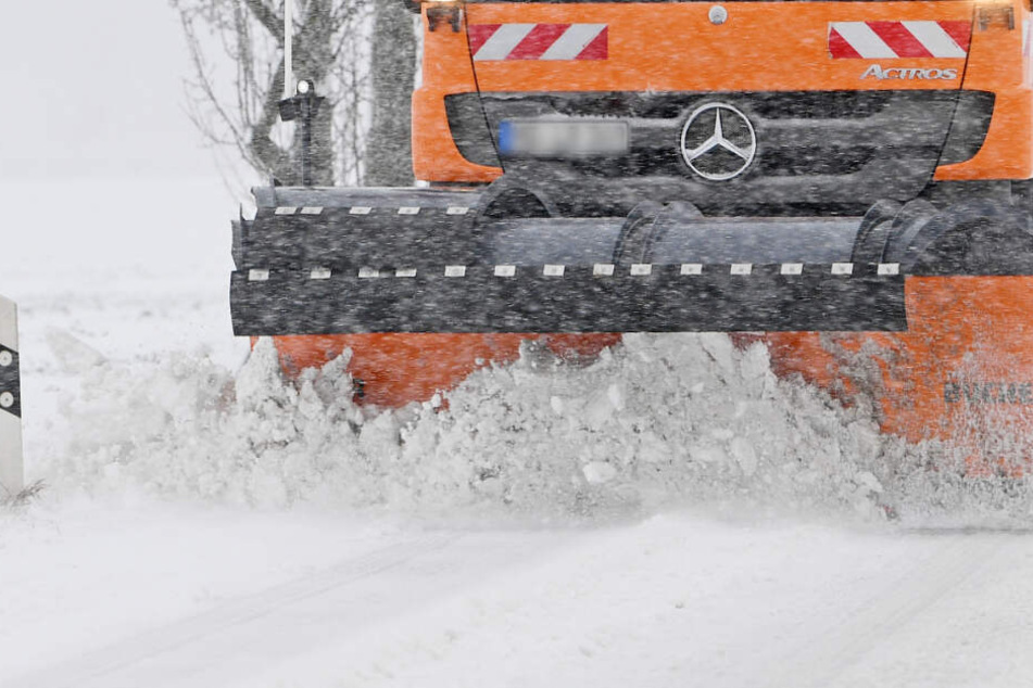 Der Fahrer eines Schneepflugs hat ein anderes Auto frontal gerammt. (Symbolbild)