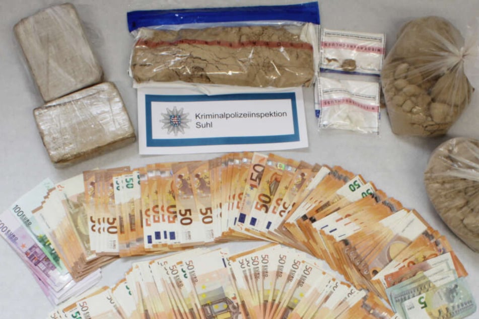 Drogen und tausende Euro Bargeld fanden die Polizisten bei den Männern.