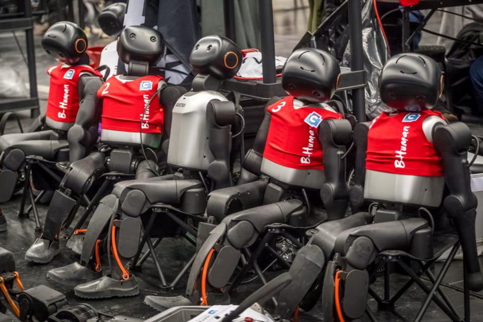 90-Zentimeter-Kicker warten in Klappstühlen: Schießen Roboter ein sächsisches Team zum Titel?