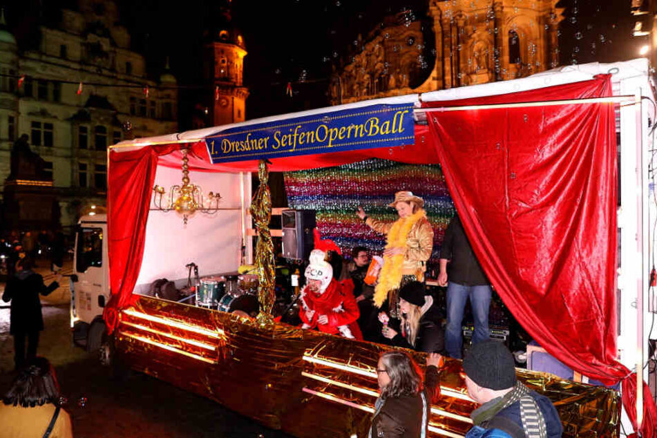 Auf dem Schlossplatz tanzten SemperOpernball-Gegner ihren eigenen Ball.