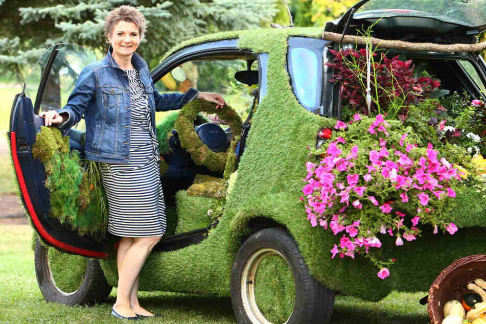 Verrückter Wiesenflitzer: Karina Becker-Jaeger (49) hat den ausrangierten Smart komplett begrünt.