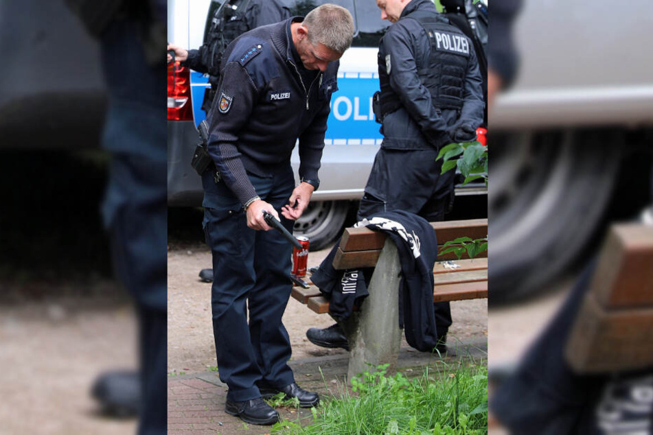 Ein Polizist nimmt die Schusswaffe unter die Lupe.