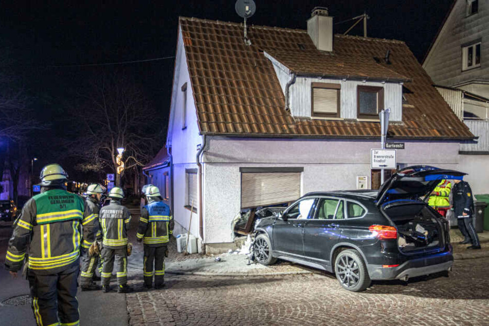 Einsatzkräfte an der Unfallstelle.