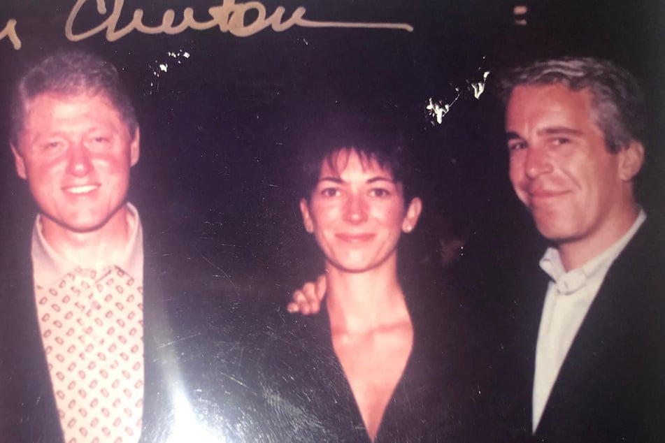 Über mehrere Jahre hinweg pflegten Bill Clinton (79, l.), Ghislaine Maxwell (63) und Jeffrey Epstein (✝66, r.) eine ganz besonders enge Beziehung.
