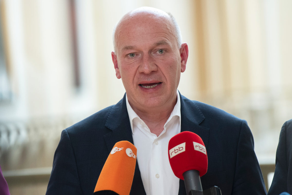 Kai Wegner (50, CDU) hat am Mittwoch im Anschluss an die Koalitionsgespräche mit der SPD die Bildungsverwaltung für das verschickte Rundschreiben kritisiert.