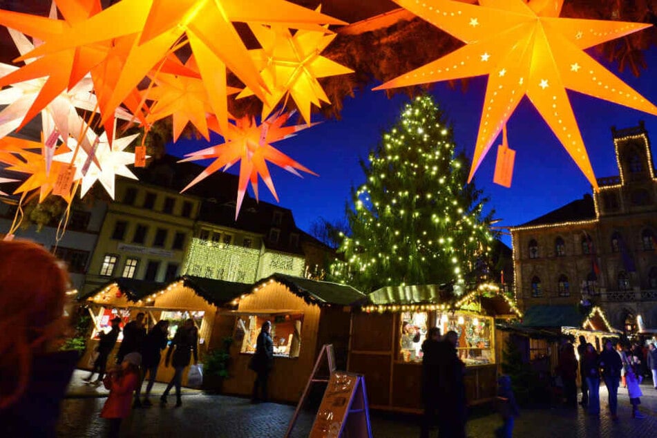 Nicht nur der Weihnachtsmarkt, sondern auch die Geschäfte in Weimar laden zum schlendern ein.