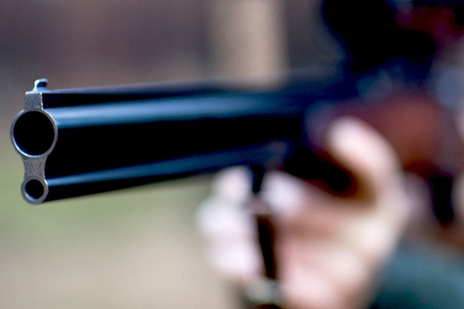 Aus der Waffe eines Mannes löste sich versehentlich ein Schuss.