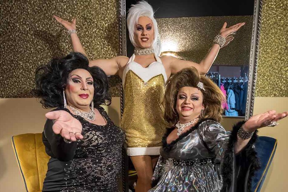 Die Travestie-Künstler Tess
Tiger, Mel Kim und Miss
Leona (v.l.) proben für das
Show-Programm der neuen
Dinnernacht im Pentagon.