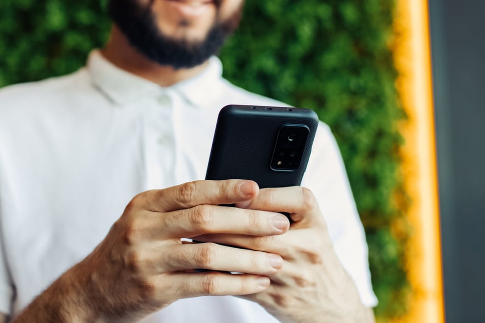 Wer ständig auf sein Smartphone starrt, lebt mitunter ungesund. (Symbolbild)