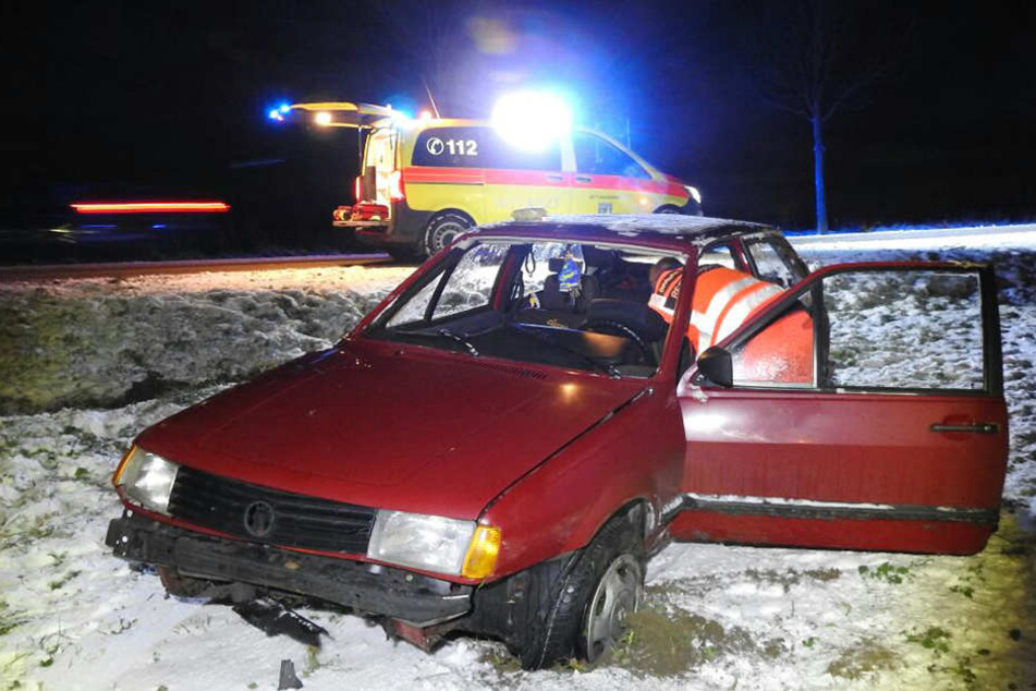 Nach dem Crash kamen fünf Personen ins Krankenhaus: Die schwangere Fahrerin (50), der Beifahrer (39) sowie drei Kinder.