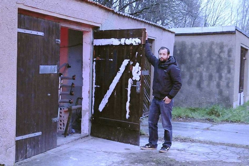 Marco Böber steht hilflos vor seiner Garage: Hier klauten ihm Ganoven drei Zweiräder.
