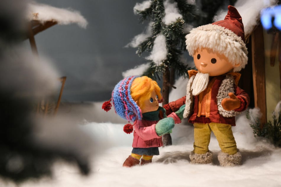 Requisiten und kleine Puppen aus der Sendung des Sandmännchens werden bei einer Sandmann-Ausstellung gezeigt.