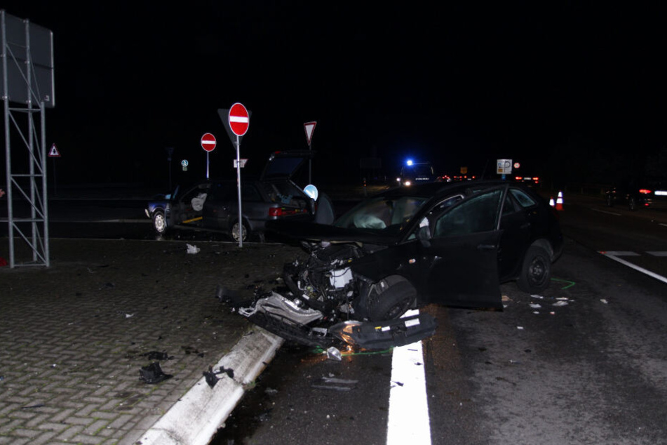 Bei dem Unfall ist ein Polizei-Wagen im Hintergrund zu sehen.