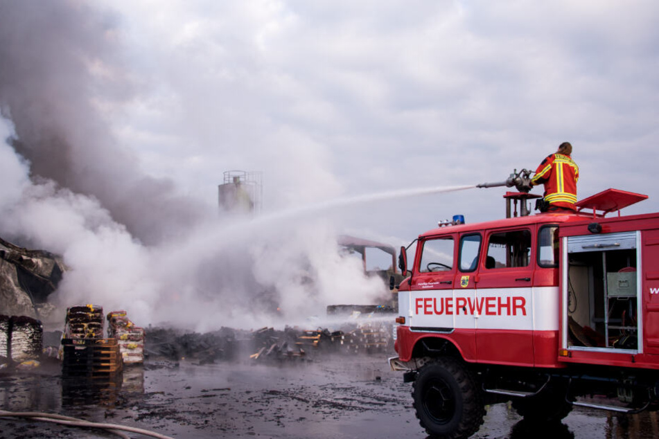 Die Feuer versucht den Brand zu löschen.