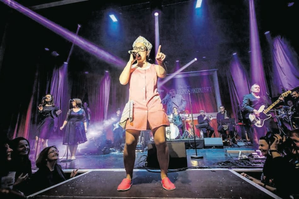 Power pur: Julia Gámez Martin stellt Aretha Franklins Auftritt im "Blues Brothers"-Film nach.