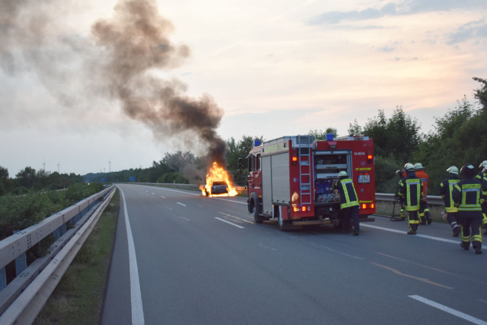 Die Feuerwehr sichert die Unfallstelle.