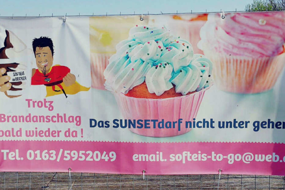 "Trotz Brandanschlag bald wieder da", steht auf einem Plakat an dem Bauzaun. Doch die bei Radfahrern und Badegästen beliebte Eisdiele wird es nun nicht mehr geben.
