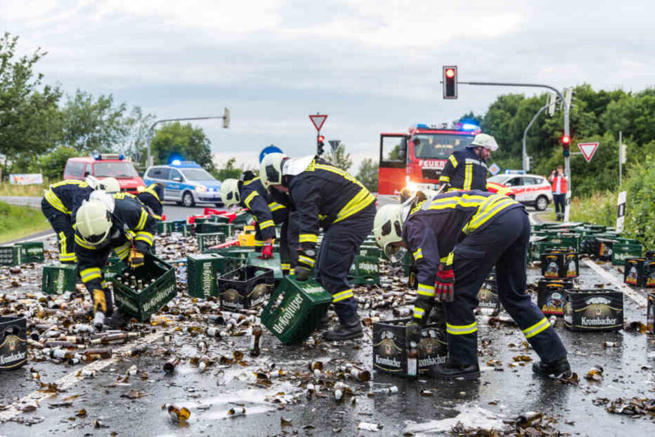 Die Feuerwehr sammelte die Flaschen und Kästen von der Fahrbahn ein.