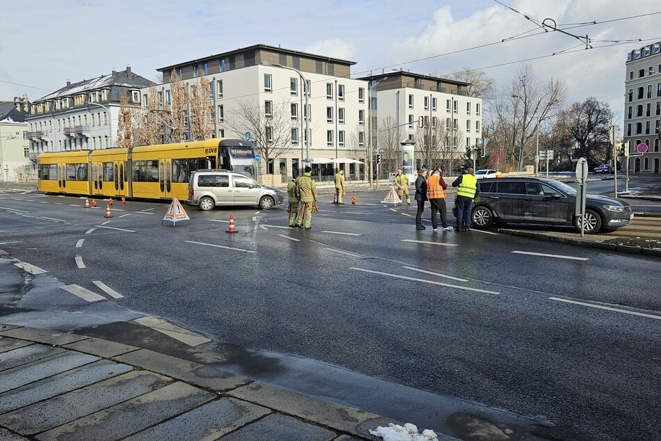 Ein Crash zwischen Van und Straßenbahn in der Neustadt hatte am Samstagmittag zusätzliche ÖPNV-Behinderungen zur Folge.