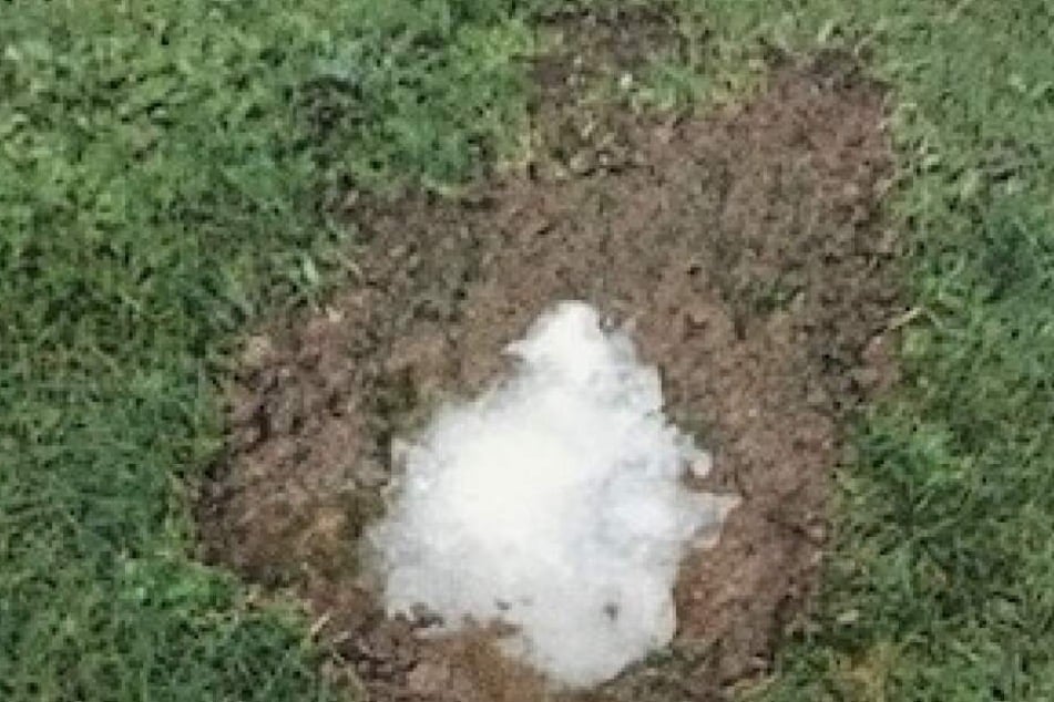 Dieser Brocken landete bei einem Ehepaar aus Bochum im Garten.