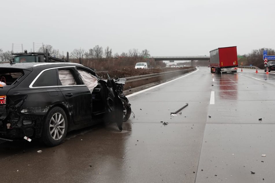 Das Auto wurde gegen die Leitplanke geschleudert.
