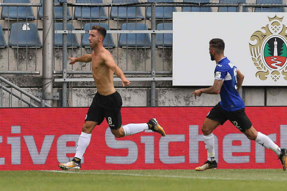 Matchwinner unter sich: Andraz Sporar (li.) feiert sein 2:1-Siegtreffer. Hinter ihm der 1:1-Schütze Keanu Staude.