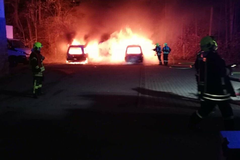 Drei Autos des Winterstein-Theaters fackelte ein Brandstifter in Annaberg-B. ab.