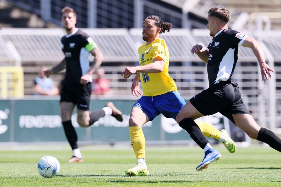 Der stark agierende Malik McLemore setzte sich gegen mehrere Verteidiger durch und machte das 1:2.