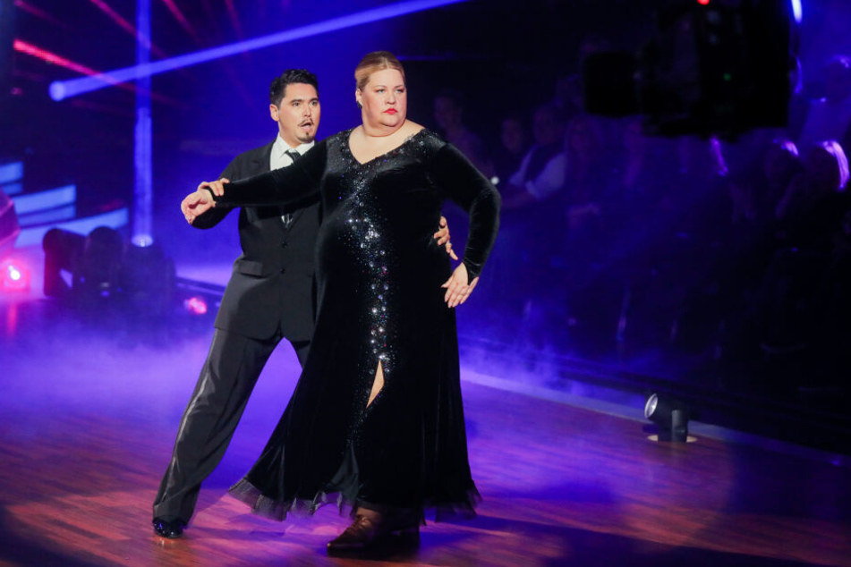 Ilka Bessin, Komikerin, und Erich Klann, Profitänzer, tanzen in der RTL-Tanzshow "Let's Dance".