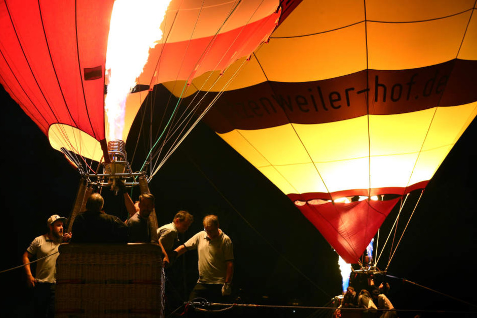 Ballonfahrer befeuern ihre Heißluftballons.