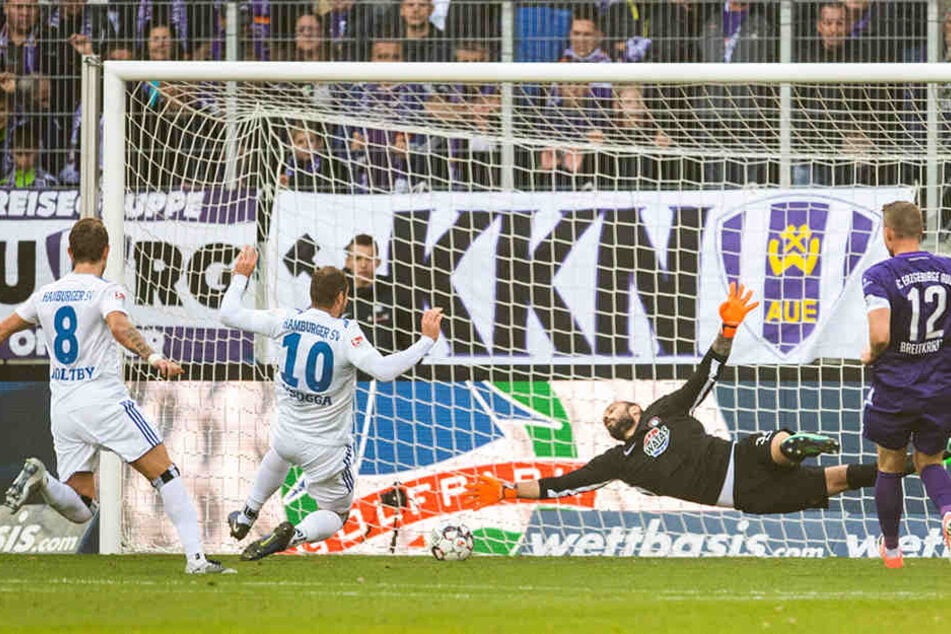 Die Führung für den HSV: Pierre-Michel Lasogga (Zweiter von links) grätscht den Ball zum 1:0 ins Auer Tor.