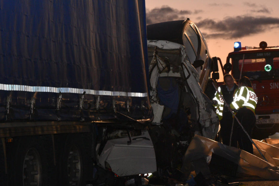 Ein Transporter krachte in einen LKW: Transporter-Fahrer verstarb noch an der Unfallstelle.