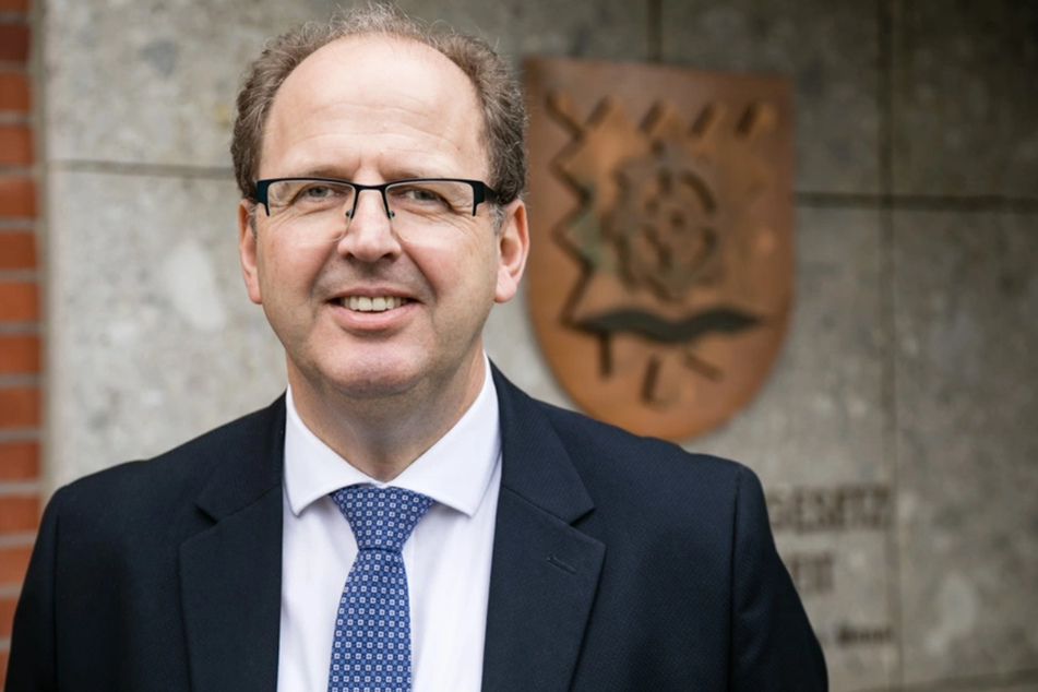Bürgermeister Jürgen Hettwer (parteilos) will am Einsparkonzept festhalten.