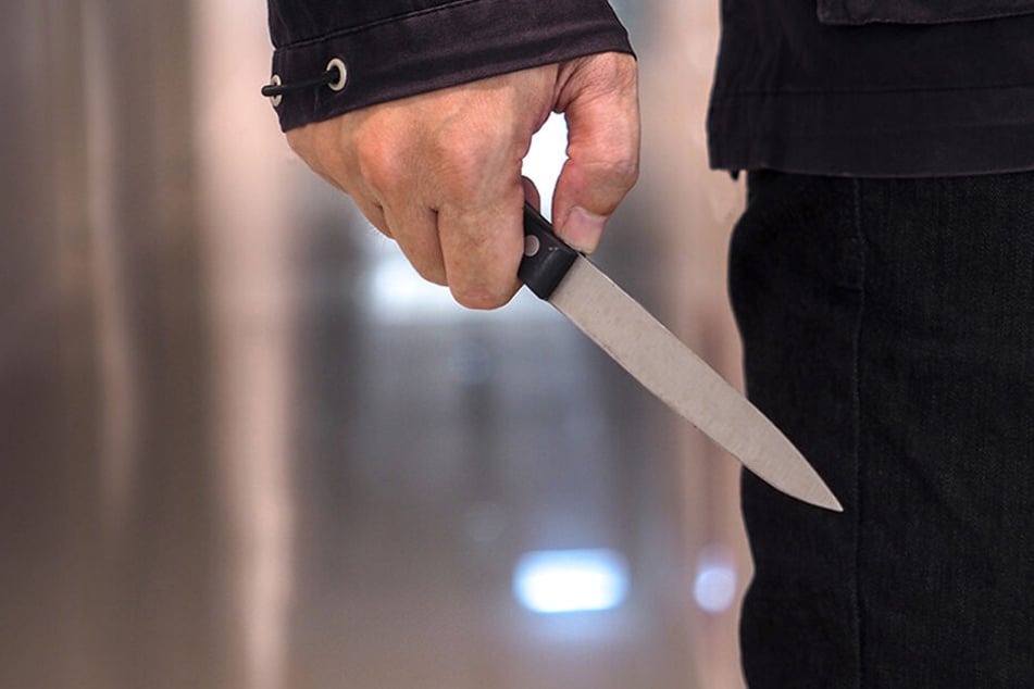 Der 43-Jährige verletzte sein Opfer auch mit einem Messer. (Symbolbild)