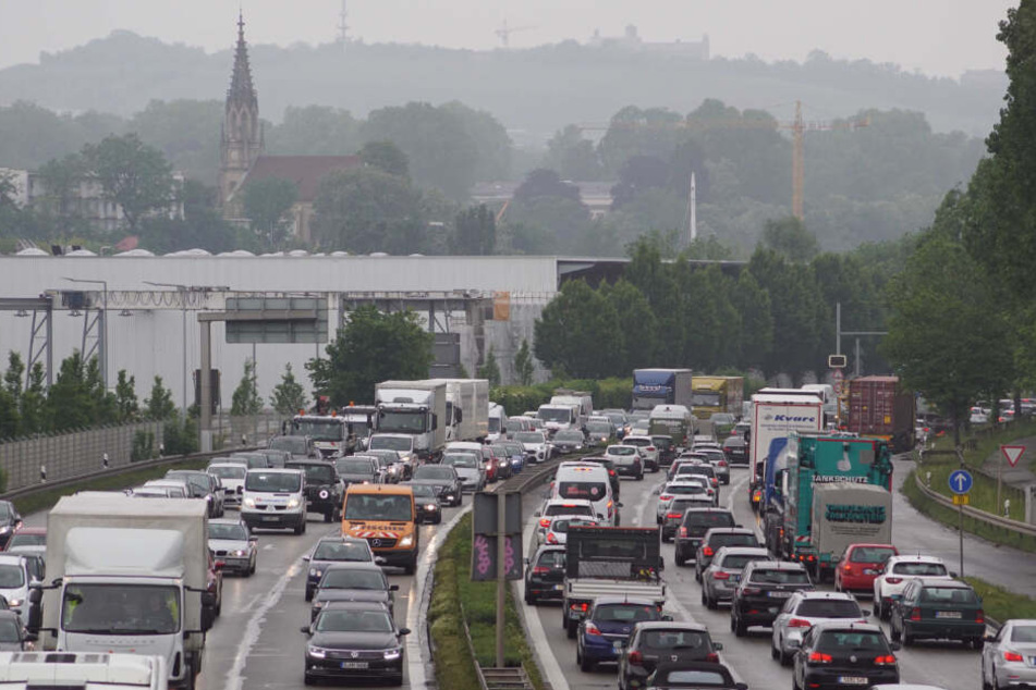 Da geht nichts mehr: Die B10 ist komplett zu.