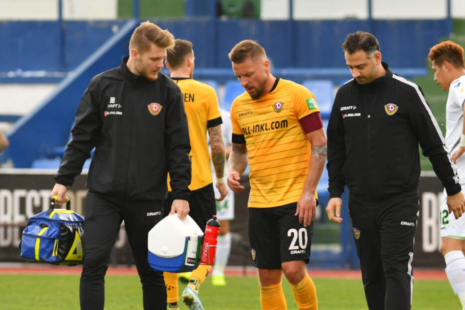 Patrick Ebert humpelt mit gesenktem Kopf vom Spielfeld.