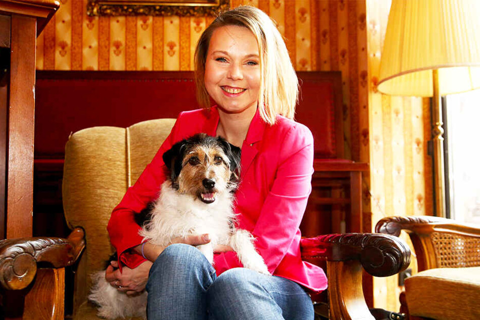 Agnieszka (36) mit Mischlingshündin Milou.
