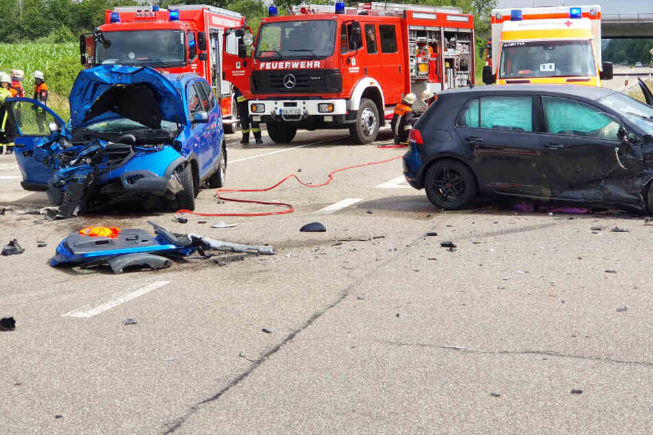 Bei einem schweren Unfall im Landkreis Ansbach sind auf der B25 sechs Menschen verletzt worden.