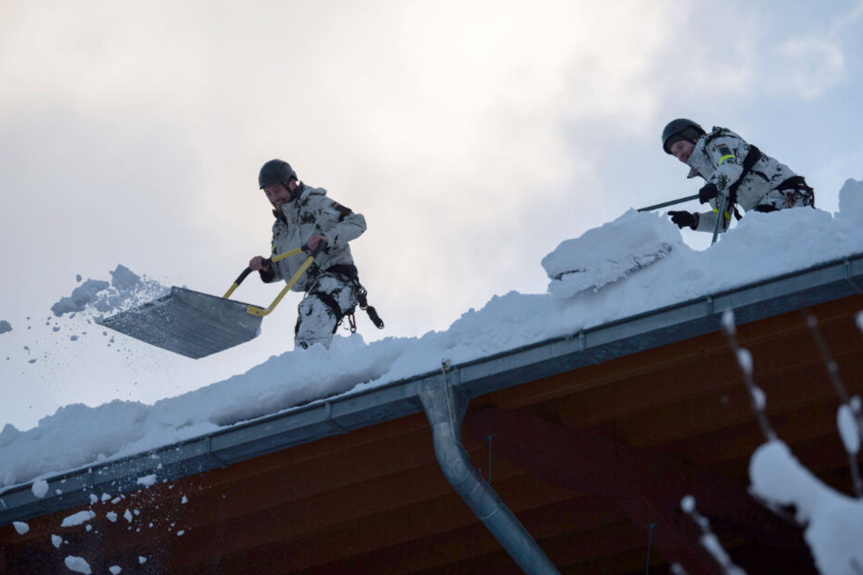 Die Helfer kämpfen gegen die Schneemassen.