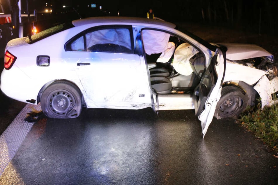 Zwei Autos wurden bei einem Verkehrsunfall auf der A93 bei Schwandorf schwer beschädigt.