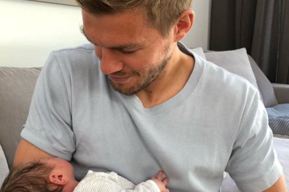 Köln-Star Simon Terodde und seine Ehefrau Laura schweben im Babyglück.
